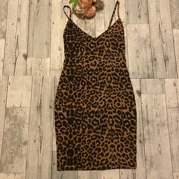 Prettylittlething Leopard print body con dress - Picture 2 of 8